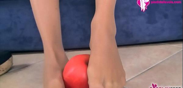  Snow White in tan pantyhose teases you with her feet